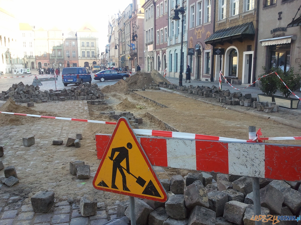 Naprawa kostki na rynku - zdjęcie 27.10.2010 r. Foto: GSM Naprawa kostki na rynku - zdjęcie 27.10.2010 r. Foto: GSM