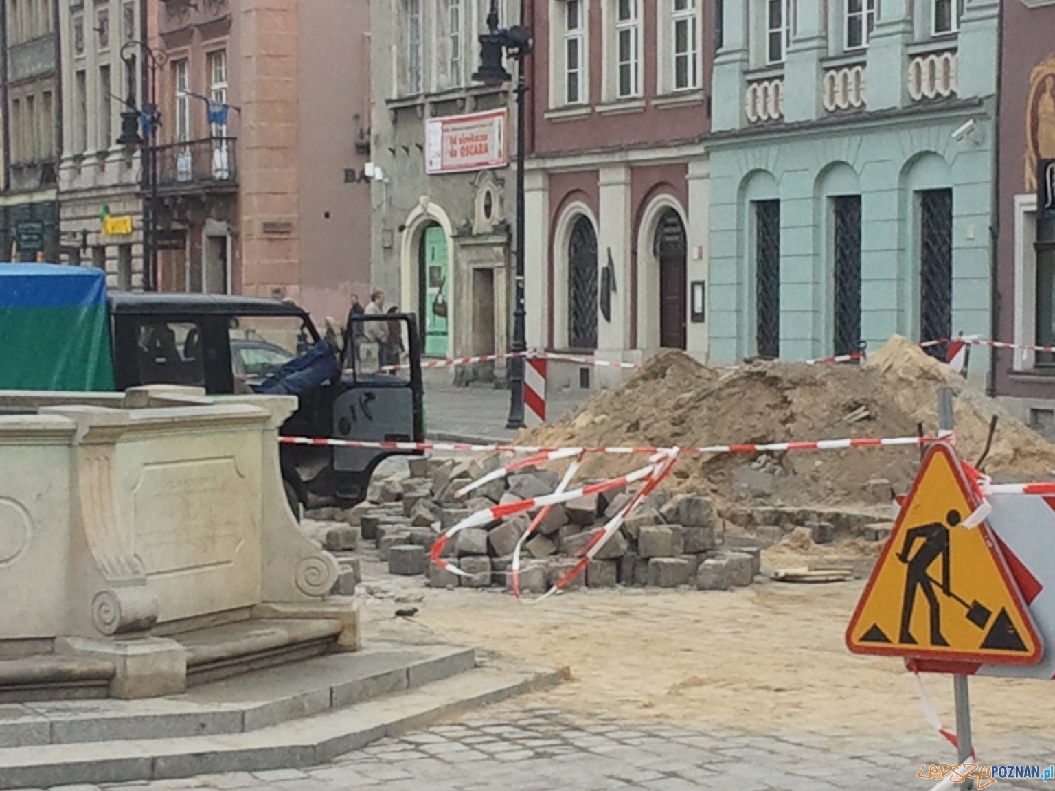 Naprawa kostki na rynku - zdjęcie 28.10.2010 r. Foto: GSM Naprawa kostki na rynku - zdjęcie 28.10.2010 r. Foto: GSM