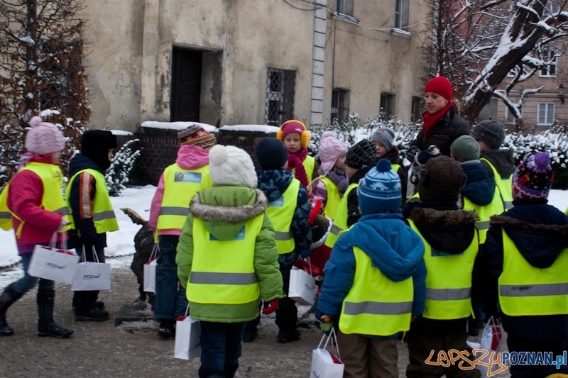 Dzieci ubierają koziołki przed Urzędem Miasta - 2010.12.10 r. Foto: Paweł Rychter Dzieci ubierają koziołki przed Urzędem Miasta - 2010.12.10 r. Foto: Paweł Rychter