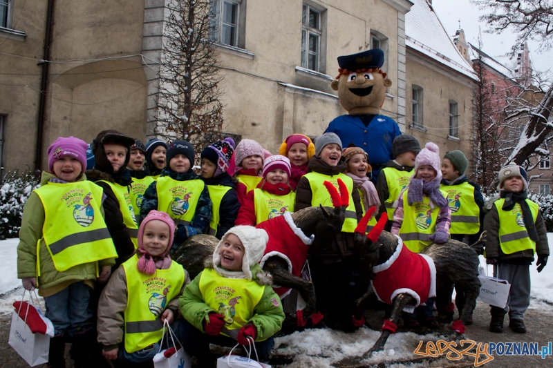 Dzieci ubierają koziołki przed Urzędem Miasta - 2010.12.10 r. Foto: Paweł Rychter Dzieci ubierają koziołki przed Urzędem Miasta - 2010.12.10 r. Foto: Paweł Rychter