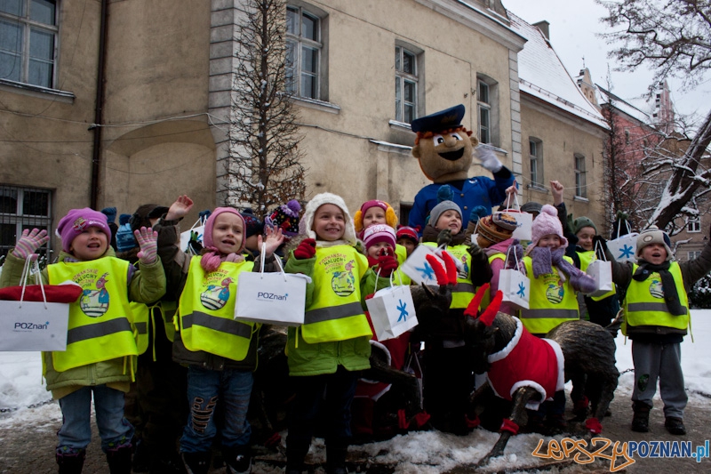 Dzieci ubierają koziołki przed Urzędem Miasta - 2010.12.10 r. Foto: Paweł Rychter Dzieci ubierają koziołki przed Urzędem Miasta - 2010.12.10 r. Foto: Paweł Rychter