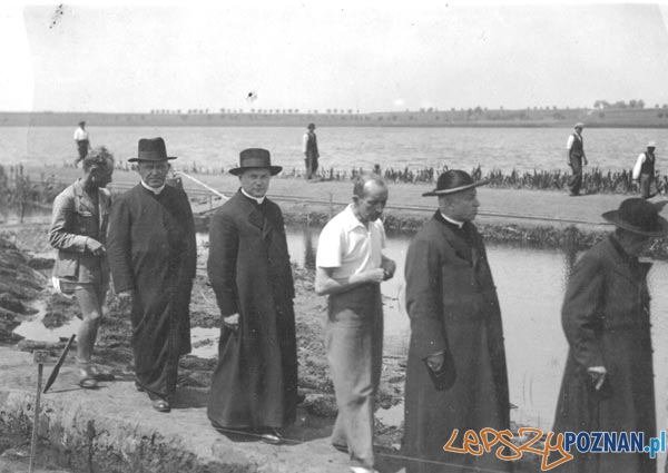 Profesor Józef Kostrzewski w Biskupinie Foto: http://www.muzarp.poznan.pl Profesor Józef Kostrzewski w Biskupinie Foto: http://www.muzarp.poznan.pl