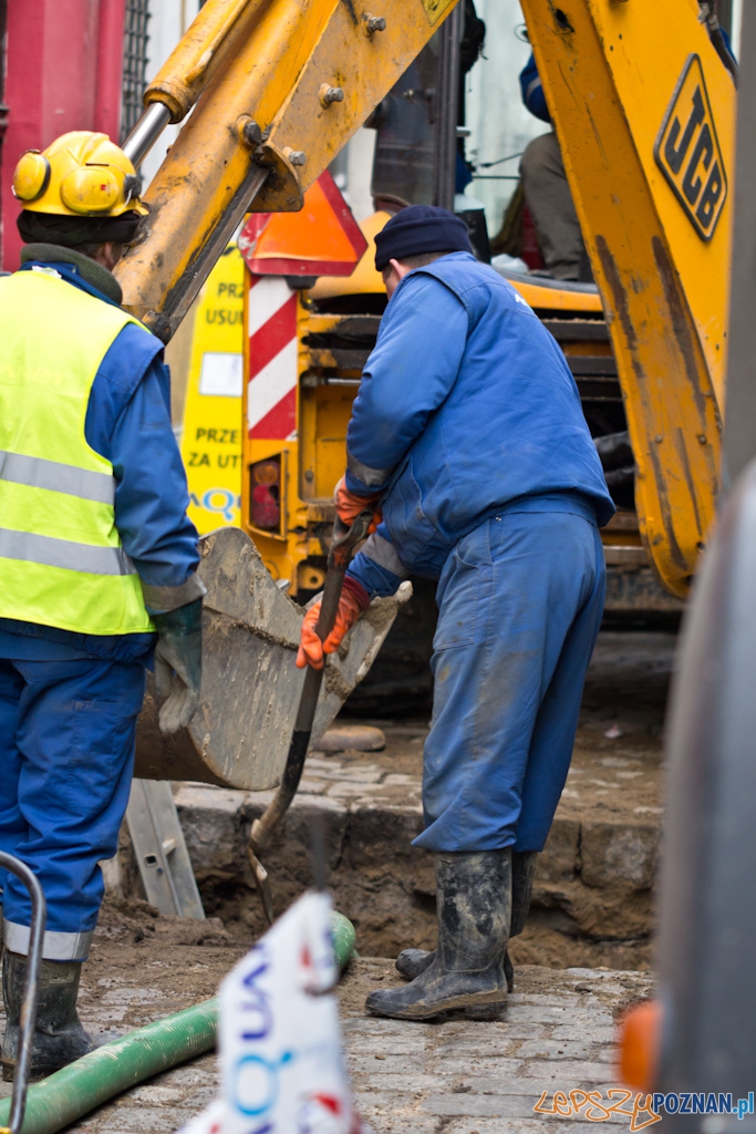 Awaria wody na Klasztornej Foto: lepszyPOZNAN.pl / Piotr Rychter Awaria wody na Klasztornej Foto: lepszyPOZNAN.pl / Piotr Rychter