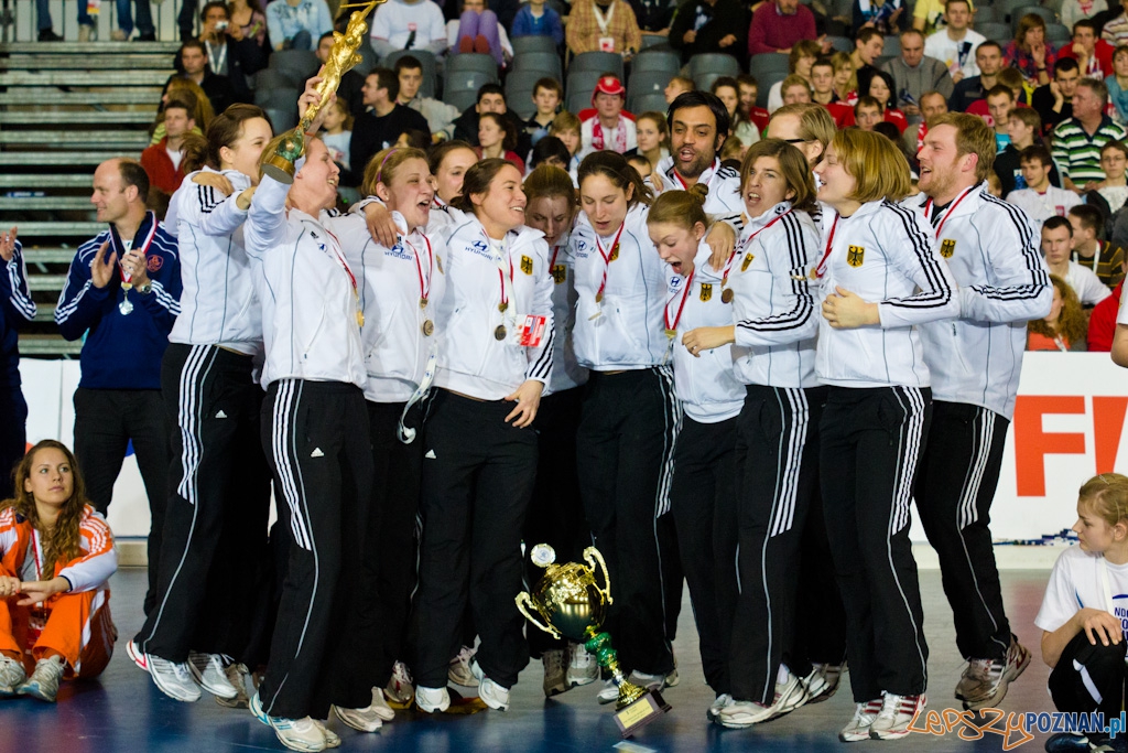 III Halowe Mistrzostwa Świata w Hokeju Na Trawie -Dekoracja Foto: lepszyPOZNAN.pl / Piotr Rychter III Halowe Mistrzostwa Świata w Hokeju Na Trawie -Dekoracja Foto: lepszyPOZNAN.pl / Piotr Rychter