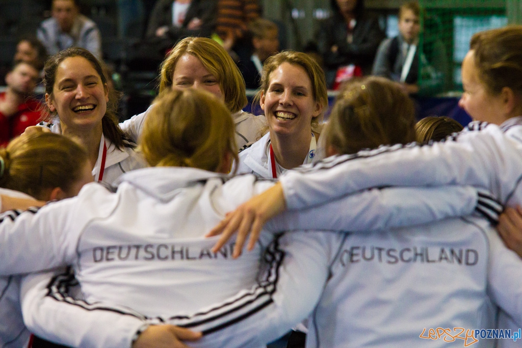 III Halowe Mistrzostwa Świata w Hokeju Na Trawie -Dekoracja Foto: lepszyPOZNAN.pl / Piotr Rychter III Halowe Mistrzostwa Świata w Hokeju Na Trawie -Dekoracja Foto: lepszyPOZNAN.pl / Piotr Rychter