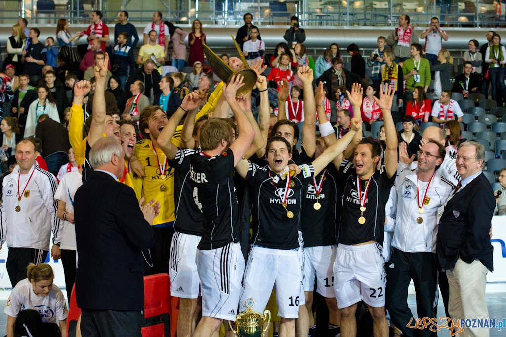 III Halowe Mistrzostwa Świata w Hokeju Na Trawie -Dekoracja Foto: lepszyPOZNAN.pl / Piotr Rychter III Halowe Mistrzostwa Świata w Hokeju Na Trawie -Dekoracja Foto: lepszyPOZNAN.pl / Piotr Rychter