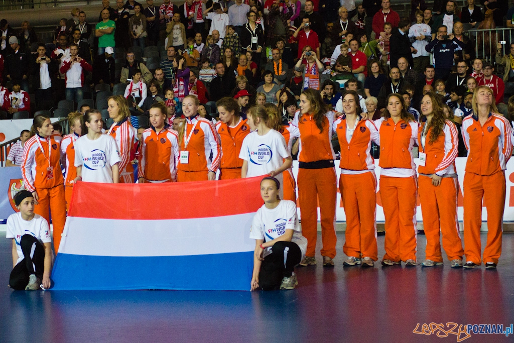 III Halowe Mistrzostwa Świata w Hokeju Na Trawie -Dekoracja Foto: lepszyPOZNAN.pl / Piotr Rychter III Halowe Mistrzostwa Świata w Hokeju Na Trawie -Dekoracja Foto: lepszyPOZNAN.pl / Piotr Rychter
