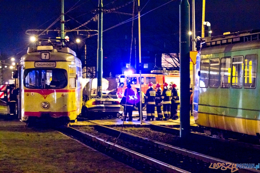 Wypadek na rondzie Rataje Foto: lepszyPOZNAN.pl / Piotr Rychter Wypadek na rondzie Rataje Foto: lepszyPOZNAN.pl / Piotr Rychter