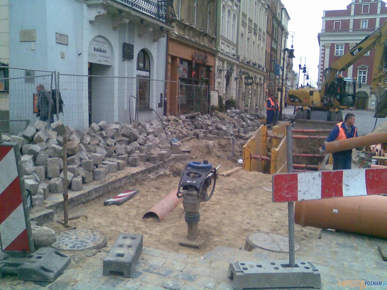 Udrażnianie kanalizacji na Starym Rynku Foto: Aquanet Udrażnianie kanalizacji na Starym Rynku Foto: Aquanet