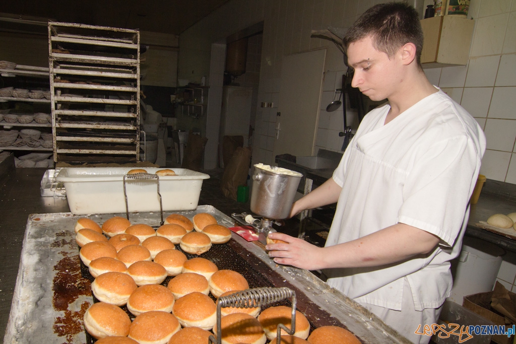 Pączki - dodajemy nadzienie Foto: lepszyPOZNAN.pl / Piotr Rychter Pączki - dodajemy nadzienie Foto: lepszyPOZNAN.pl / Piotr Rychter