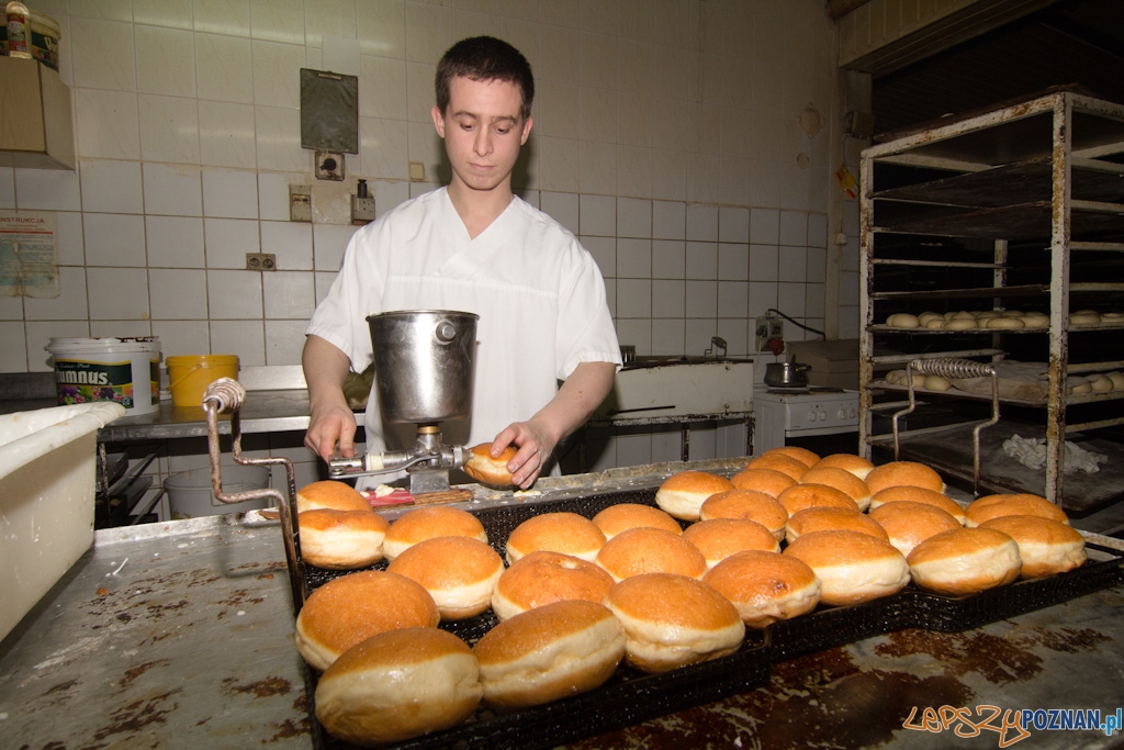 Pączki - dodajemy nadzienie Foto: lepszyPOZNAN.pl / Piotr Rychter Pączki - dodajemy nadzienie Foto: lepszyPOZNAN.pl / Piotr Rychter