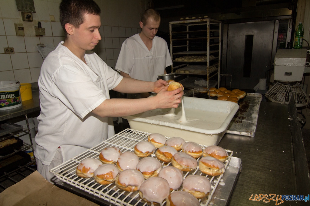 Pączki - lukrujemy Foto: lepszyPOZNAN.pl / Piotr Rychter Pączki - lukrujemy Foto: lepszyPOZNAN.pl / Piotr Rychter