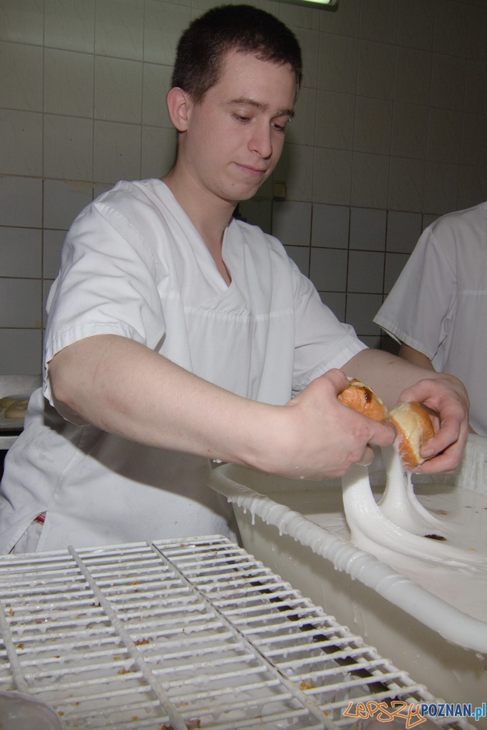 Pączki - lukrujemy Foto: lepszyPOZNAN.pl / Piotr Rychter Pączki - lukrujemy Foto: lepszyPOZNAN.pl / Piotr Rychter
