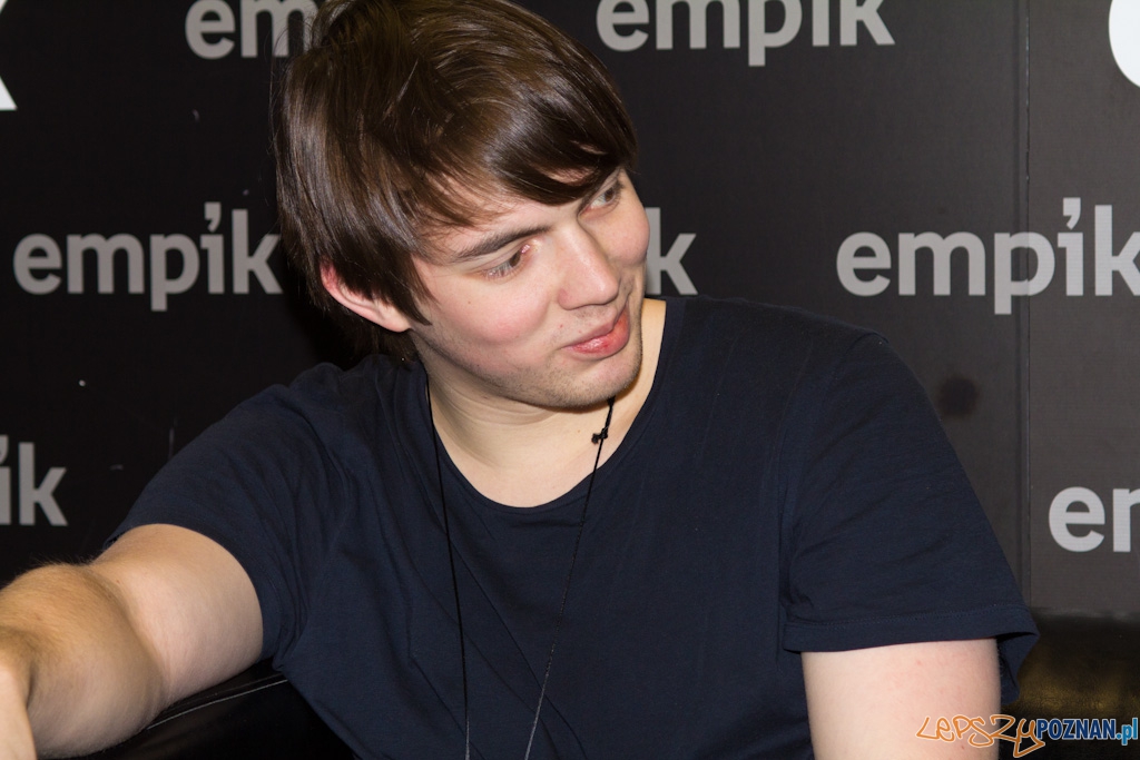 White Lies w Empiku - na zdjęciu Harry McVeigh Foto: lepszyPOZNAN.pl / Piotr Rychter White Lies w Empiku - na zdjęciu Harry McVeigh Foto: lepszyPOZNAN.pl / Piotr Rychter