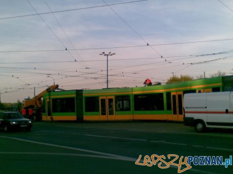 Tramwaj wypadł z szyn na Rosevelta Foto: lepszyPOZNAN.pl/gsm Tramwaj wypadł z szyn na Rosevelta Foto: lepszyPOZNAN.pl/gsm