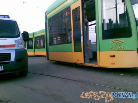 Tramwaj wypadł z szyn na Rosevelta Foto: lepszyPOZNAN.pl/gsm Tramwaj wypadł z szyn na Rosevelta Foto: lepszyPOZNAN.pl/gsm