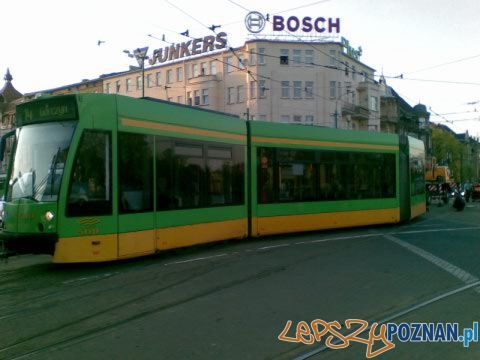 Tramwaj wypadł z szyn na Rosevelta Foto: lepszyPOZNAN.pl/gsm Tramwaj wypadł z szyn na Rosevelta Foto: lepszyPOZNAN.pl/gsm