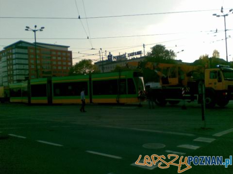 Tramwaj wypadł z szyn na Rosevelta Foto: lepszyPOZNAN.pl/gsm Tramwaj wypadł z szyn na Rosevelta Foto: lepszyPOZNAN.pl/gsm