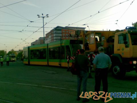 Tramwaj wypadł z szyn na Rosevelta Foto: lepszyPOZNAN.pl/gsm Tramwaj wypadł z szyn na Rosevelta Foto: lepszyPOZNAN.pl/gsm