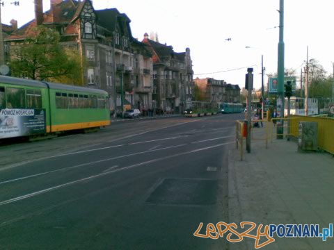 Tramwaj wypadł z szyn na Rosevelta Foto: lepszyPOZNAN.pl/gsm Tramwaj wypadł z szyn na Rosevelta Foto: lepszyPOZNAN.pl/gsm