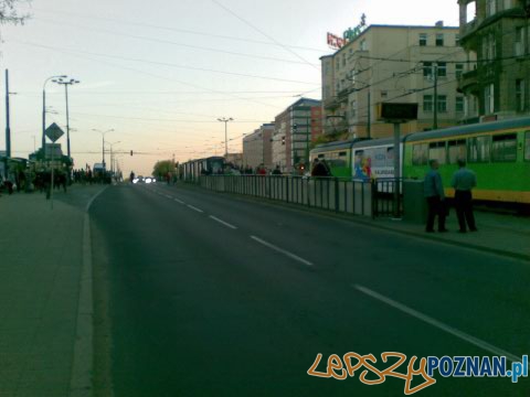 Tramwaj wypadł z szyn na Rosevelta Foto: lepszyPOZNAN.pl/gsm Tramwaj wypadł z szyn na Rosevelta Foto: lepszyPOZNAN.pl/gsm