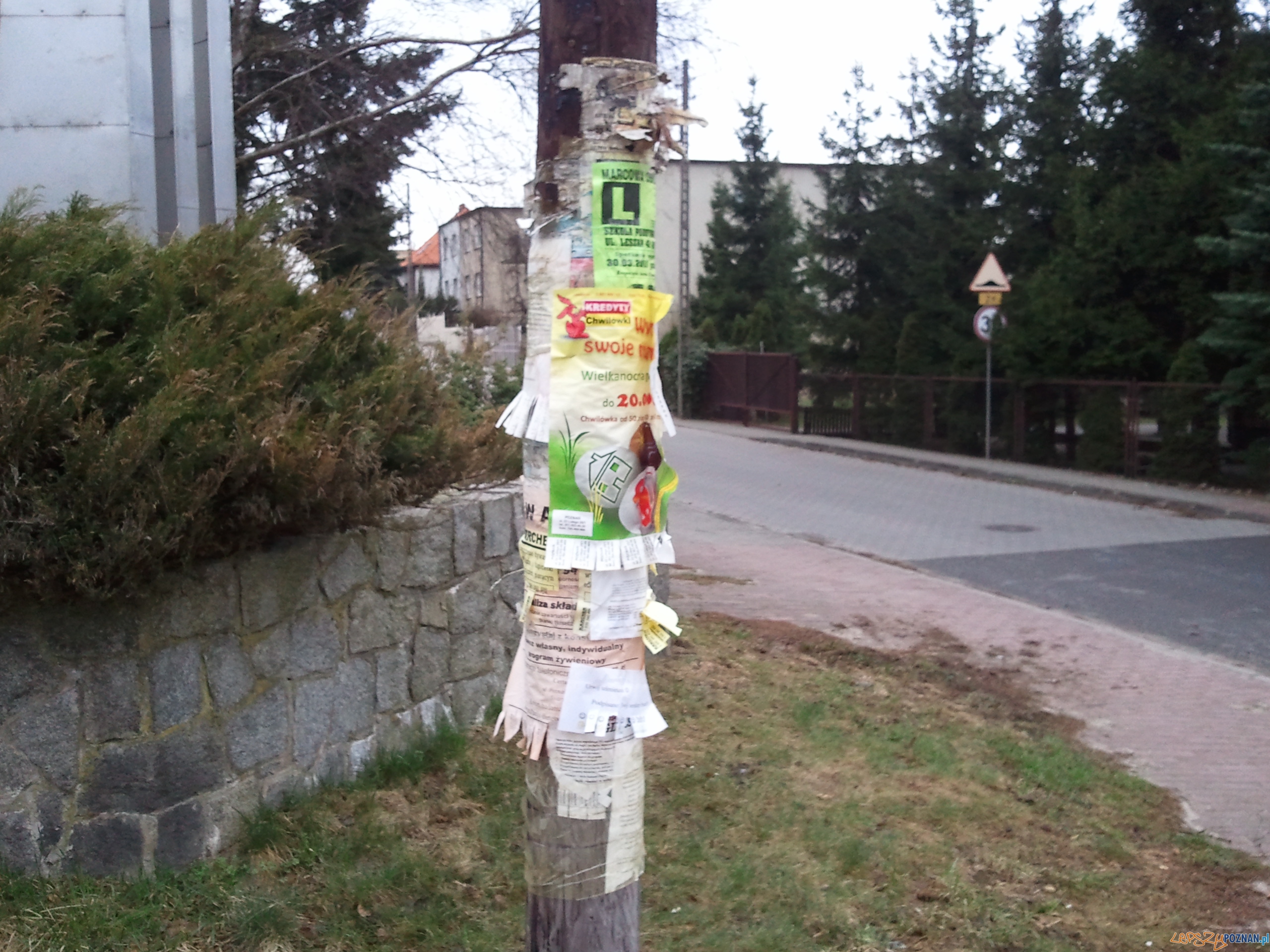 Nieoficjalny słup ogłoszeniowy Foto: lepszyPOZNAN.pl / in-door Nieoficjalny słup ogłoszeniowy Foto: lepszyPOZNAN.pl / in-door