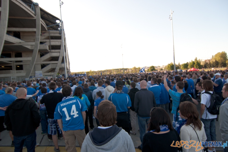 Kibice dopingują... na parkingu pod stadionem - Poznań 07.05.2011 r. Foto: LepszyPOZNAN.pl / Paweł Rychter Kibice dopingują... na parkingu pod stadionem - Poznań 07.05.2011 r. Foto: LepszyPOZNAN.pl / Paweł Rychter
