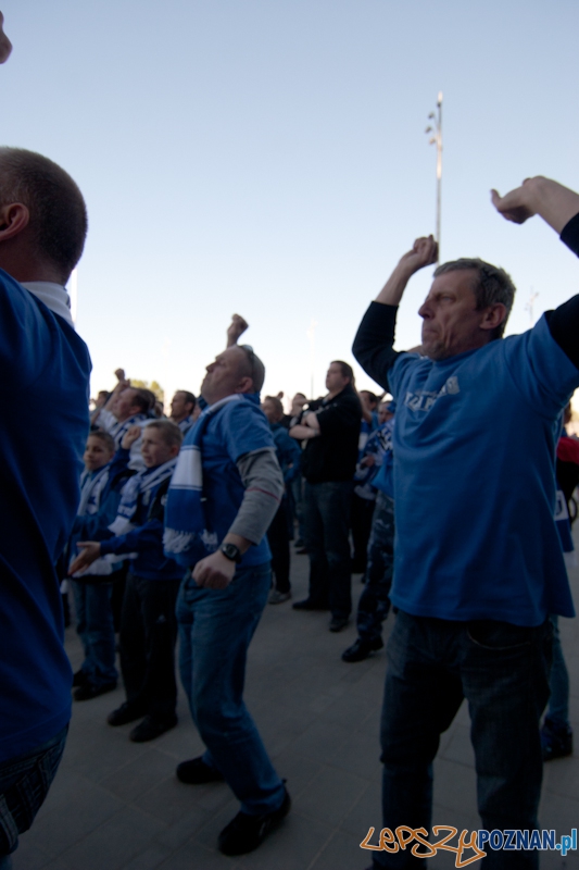 Kibice dopingują... na parkingu pod stadionem - Poznań 07.05.2011 r. Foto: LepszyPOZNAN.pl / Paweł Rychter Kibice dopingują... na parkingu pod stadionem - Poznań 07.05.2011 r. Foto: LepszyPOZNAN.pl / Paweł Rychter