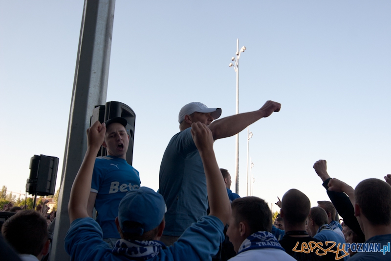 Kibice dopingują... na parkingu pod stadionem - Poznań 07.05.2011 r. Foto: LepszyPOZNAN.pl / Paweł Rychter Kibice dopingują... na parkingu pod stadionem - Poznań 07.05.2011 r. Foto: LepszyPOZNAN.pl / Paweł Rychter