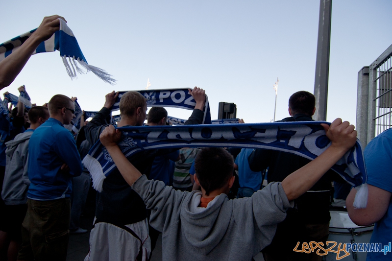 Kibice dopingują... na parkingu pod stadionem - Poznań 07.05.2011 r. Foto: LepszyPOZNAN.pl / Paweł Rychter Kibice dopingują... na parkingu pod stadionem - Poznań 07.05.2011 r. Foto: LepszyPOZNAN.pl / Paweł Rychter
