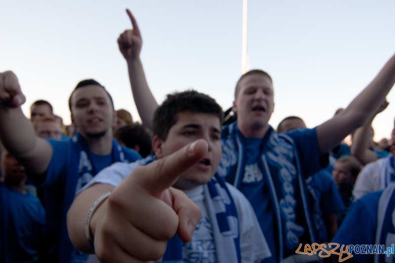 Kibice dopingują... na parkingu pod stadionem - Poznań 07.05.2011 r. Foto: LepszyPOZNAN.pl / Paweł Rychter Kibice dopingują... na parkingu pod stadionem - Poznań 07.05.2011 r. Foto: LepszyPOZNAN.pl / Paweł Rychter