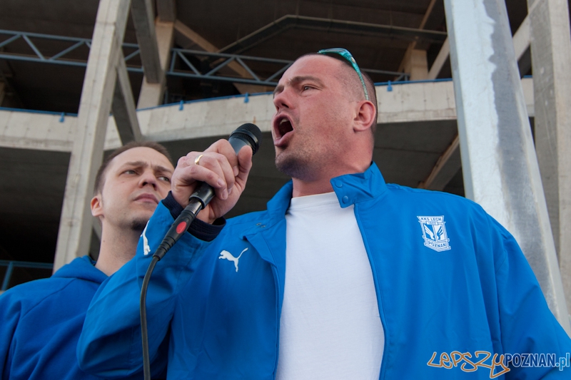 Kibice dopingują... na parkingu pod stadionem - Poznań 07.05.2011 r. Foto: LepszyPOZNAN.pl / Paweł Rychter Kibice dopingują... na parkingu pod stadionem - Poznań 07.05.2011 r. Foto: LepszyPOZNAN.pl / Paweł Rychter