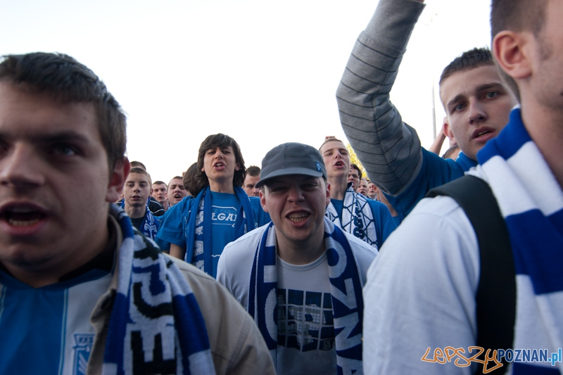 Kibice dopingują... na parkingu pod stadionem - Poznań 07.05.2011 r. Foto: LepszyPOZNAN.pl / Paweł Rychter Kibice dopingują... na parkingu pod stadionem - Poznań 07.05.2011 r. Foto: LepszyPOZNAN.pl / Paweł Rychter