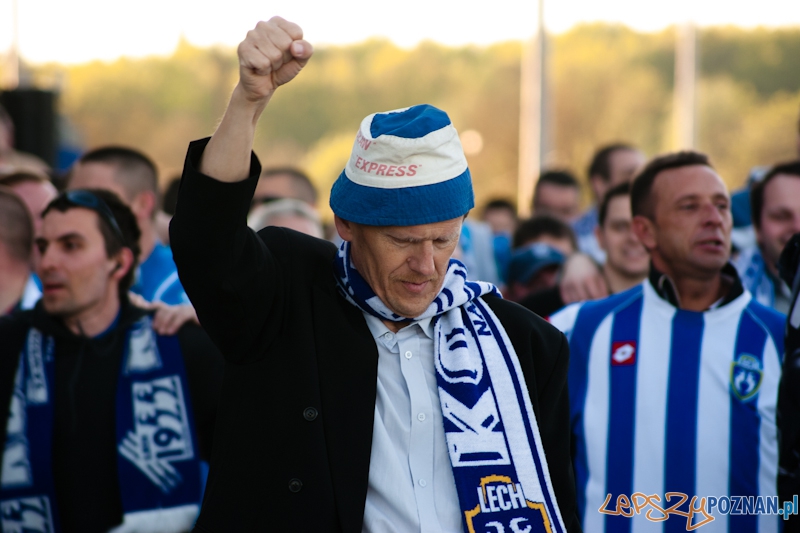 Kibice dopingują... na parkingu pod stadionem - Poznań 07.05.2011 r. Foto: LepszyPOZNAN.pl / Paweł Rychter Kibice dopingują... na parkingu pod stadionem - Poznań 07.05.2011 r. Foto: LepszyPOZNAN.pl / Paweł Rychter