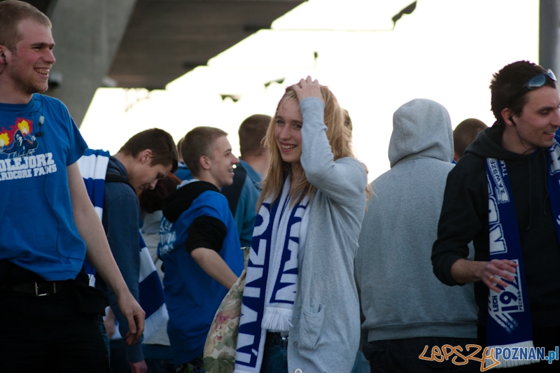 Kibice dopingują... na parkingu pod stadionem - Poznań 07.05.2011 r. Foto: LepszyPOZNAN.pl / Paweł Rychter Kibice dopingują... na parkingu pod stadionem - Poznań 07.05.2011 r. Foto: LepszyPOZNAN.pl / Paweł Rychter
