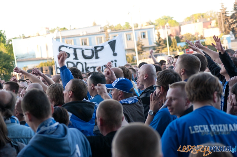 Kibice dopingują... na parkingu pod stadionem - Poznań 07.05.2011 r. Foto: LepszyPOZNAN.pl / Paweł Rychter Kibice dopingują... na parkingu pod stadionem - Poznań 07.05.2011 r. Foto: LepszyPOZNAN.pl / Paweł Rychter