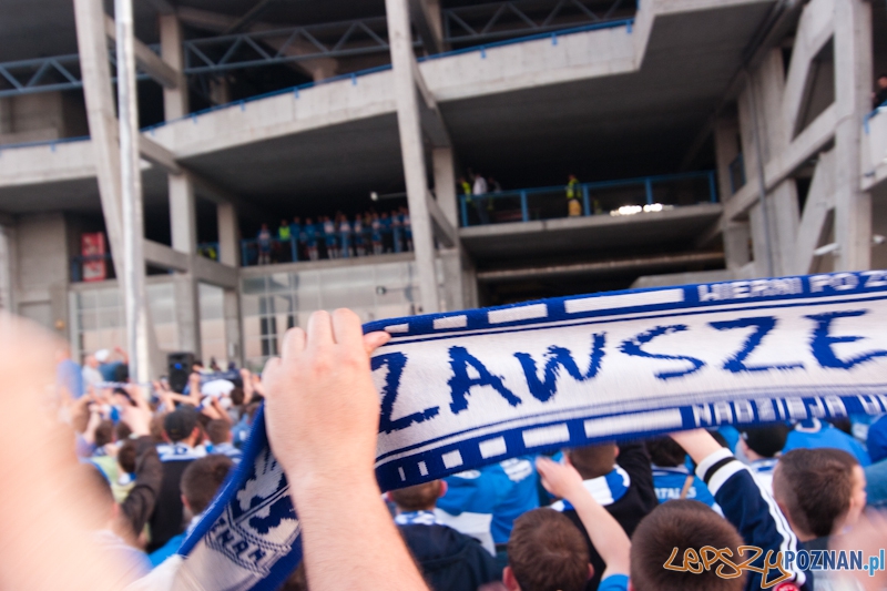 Kibice dopingują... na parkingu pod stadionem - Poznań 07.05.2011 r. Foto: LepszyPOZNAN.pl / Paweł Rychter Kibice dopingują... na parkingu pod stadionem - Poznań 07.05.2011 r. Foto: LepszyPOZNAN.pl / Paweł Rychter