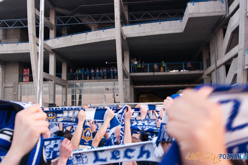 Kibice dopingują... na parkingu pod stadionem - Poznań 07.05.2011 r. Foto: LepszyPOZNAN.pl / Paweł Rychter Kibice dopingują... na parkingu pod stadionem - Poznań 07.05.2011 r. Foto: LepszyPOZNAN.pl / Paweł Rychter