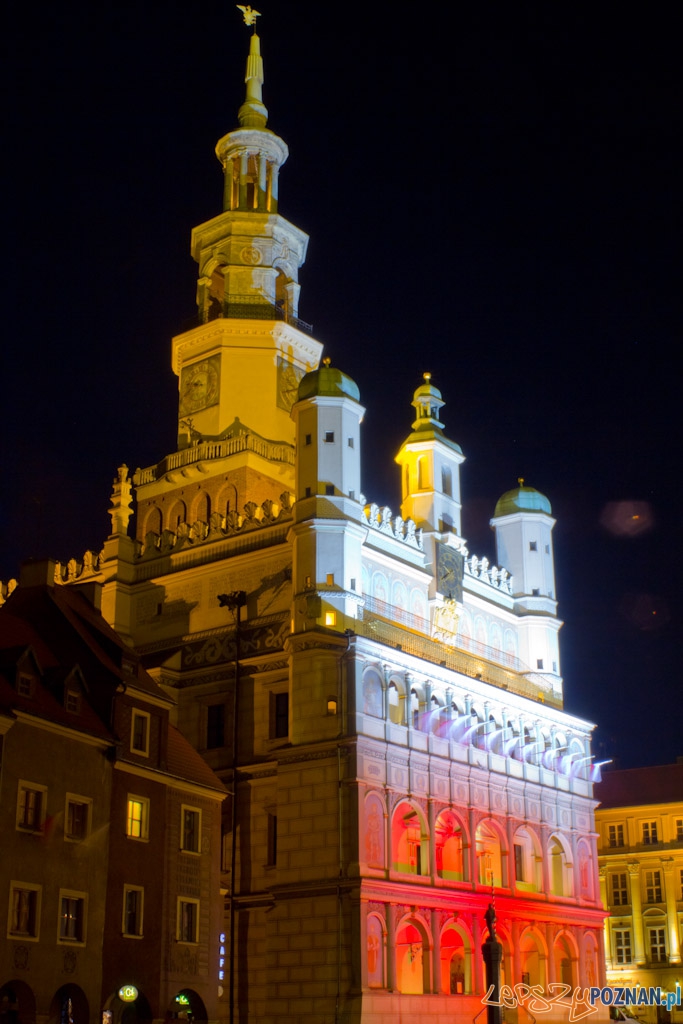 Dzień flagi - iluminacja Ratusza - 2.05.2011 r. Foto: lepszyPOZNAN.pl / Piotr Rychter Dzień flagi - iluminacja Ratusza - 2.05.2011 r. Foto: lepszyPOZNAN.pl / Piotr Rychter