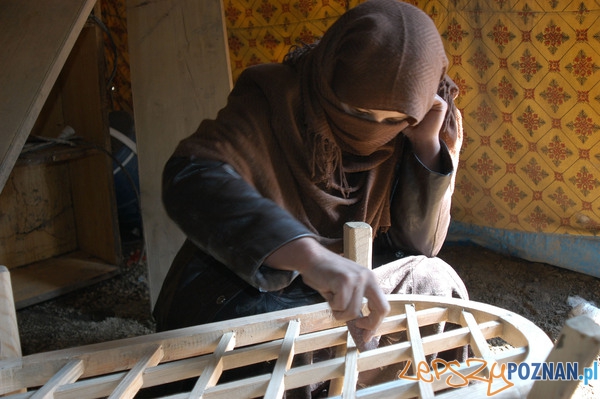 Afganka przy pracy w warsztacie  Foto: NATO