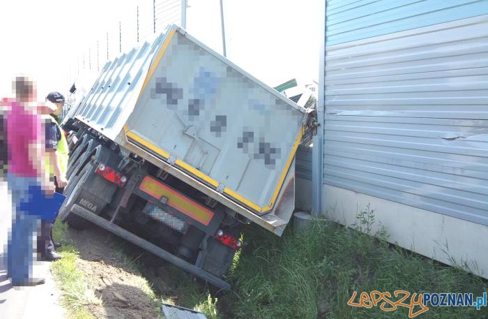 Uszkodzony ekran dźwiękochłonny Foto: KM PSP Uszkodzony ekran dźwiękochłonny Foto: KM PSP