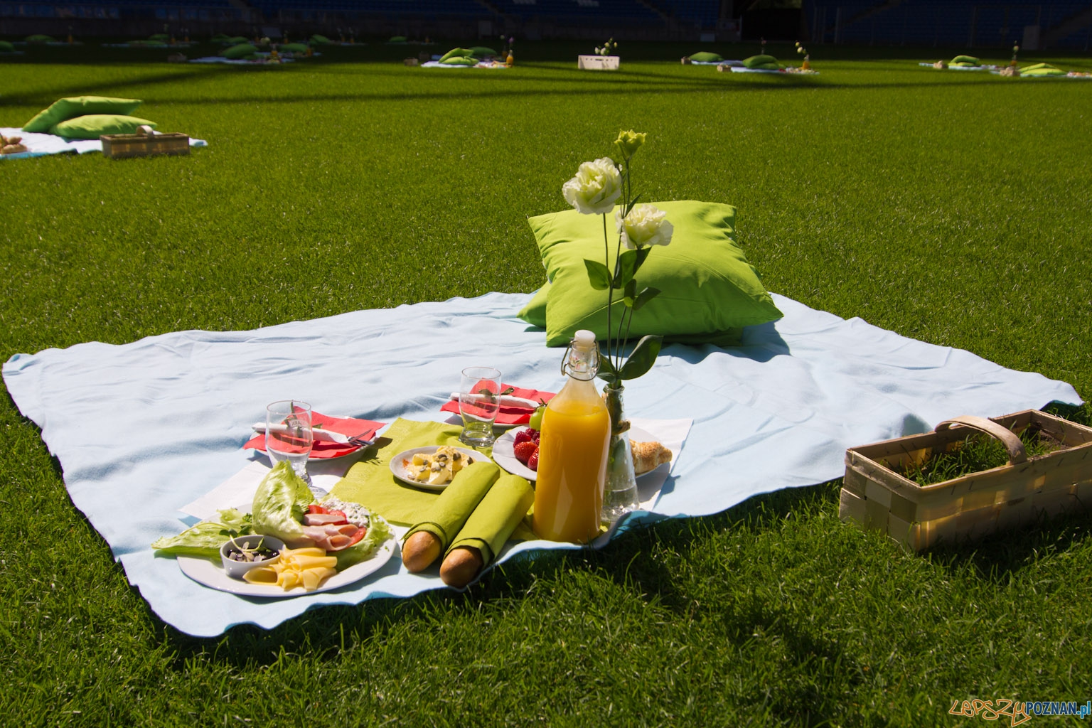 Śniadanie na Stadionie Miejskim 17.07.2011 r.  Foto: lepszyPOZNAN.pl / Piotr Rychter