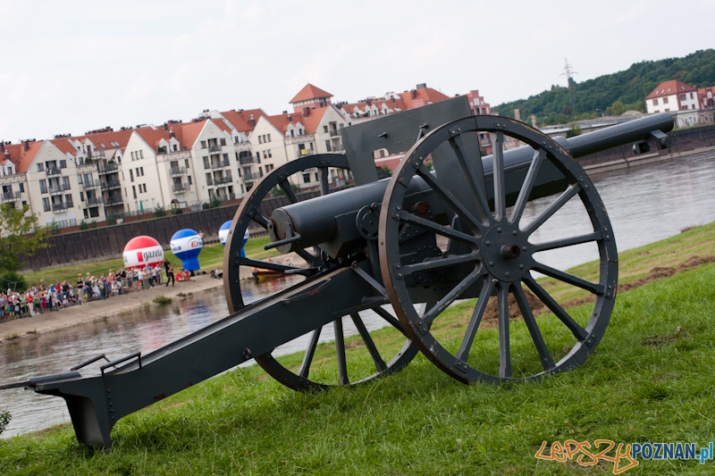 “Poznańczycy 1919-2011″ nad Wartą - Poznań 14.08.2011 r. Foto: LepszyPOZNAN.pl / Paweł Rychter “Poznańczycy 1919-2011″ nad Wartą - Poznań 14.08.2011 r. Foto: LepszyPOZNAN.pl / Paweł Rychter