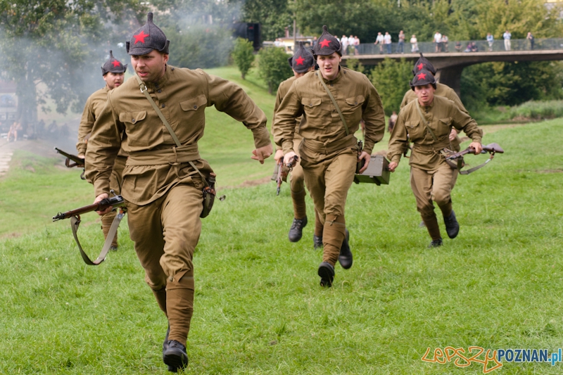 “Poznańczycy 1919-2011″ nad Wartą - Poznań 14.08.2011 r. Foto: LepszyPOZNAN.pl / Paweł Rychter “Poznańczycy 1919-2011″ nad Wartą - Poznań 14.08.2011 r. Foto: LepszyPOZNAN.pl / Paweł Rychter