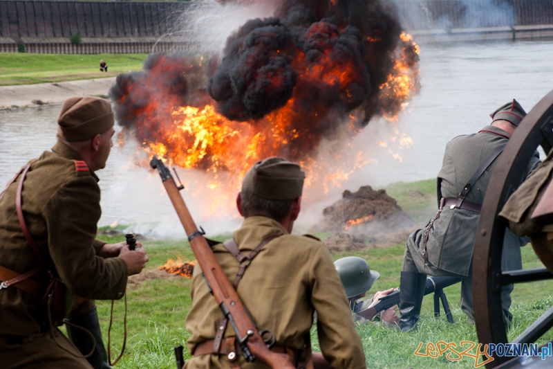 “Poznańczycy 1919-2011″ nad Wartą - Poznań 14.08.2011 r. Foto: LepszyPOZNAN.pl / Paweł Rychter “Poznańczycy 1919-2011″ nad Wartą - Poznań 14.08.2011 r. Foto: LepszyPOZNAN.pl / Paweł Rychter