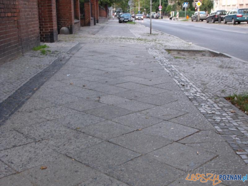 Mieszkańcy uratowali zabytkową kostkę Foto: lazarz.pl Mieszkańcy uratowali zabytkową kostkę Foto: lazarz.pl