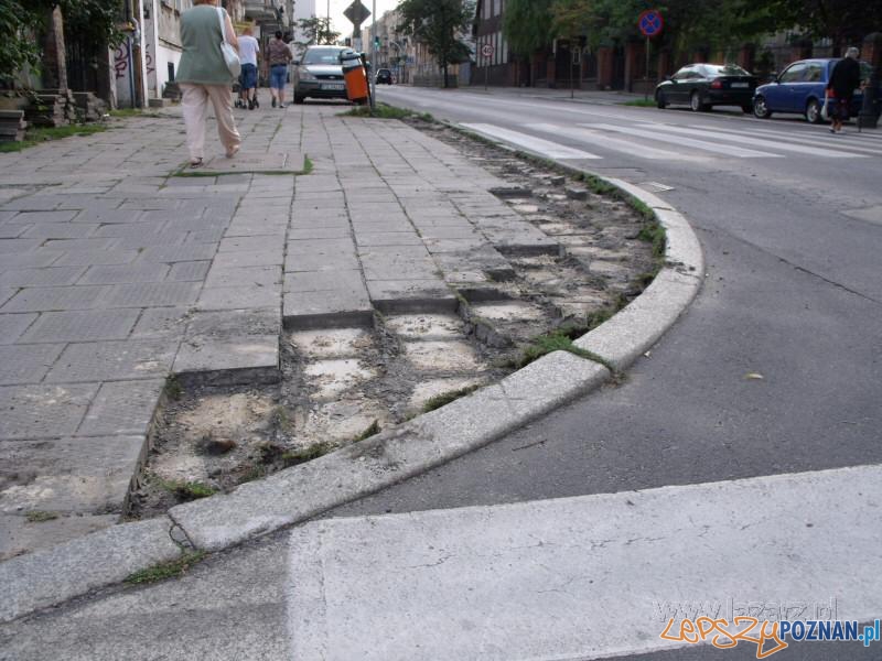 Mieszkańcy uratowali zabytkową kostkę Foto: lazarz.pl Mieszkańcy uratowali zabytkową kostkę Foto: lazarz.pl