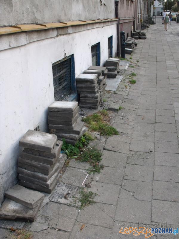 Mieszkańcy uratowali zabytkową kostkę Foto: lazarz.pl Mieszkańcy uratowali zabytkową kostkę Foto: lazarz.pl