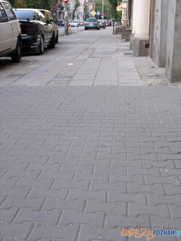 Mieszkańcy uratowali zabytkową kostkę Foto: lazarz.pl Mieszkańcy uratowali zabytkową kostkę Foto: lazarz.pl