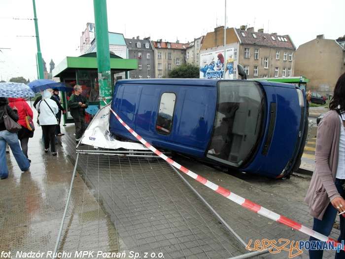 Wypadek na Rondzie Śródka Foto: MPK Wypadek na Rondzie Śródka Foto: MPK
